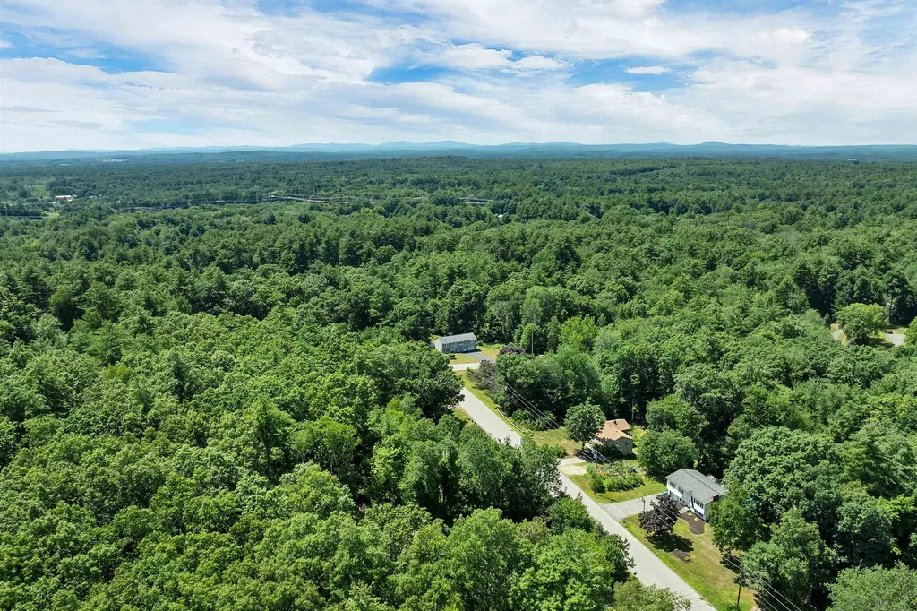 9 Bunker Hill Drive Londonderry NH 03053