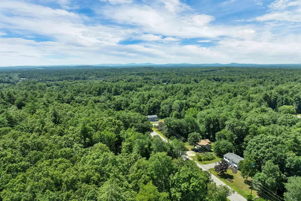 9 Bunker Hill Drive Londonderry NH 03053