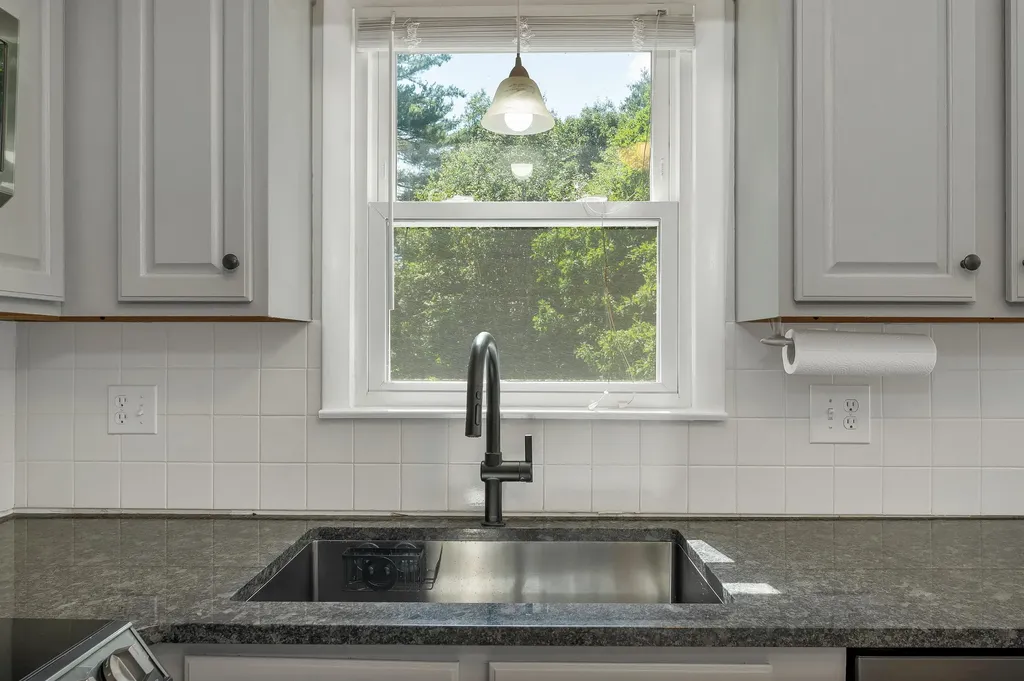 9 Bunker Hill Drive Londonderry NH 03053