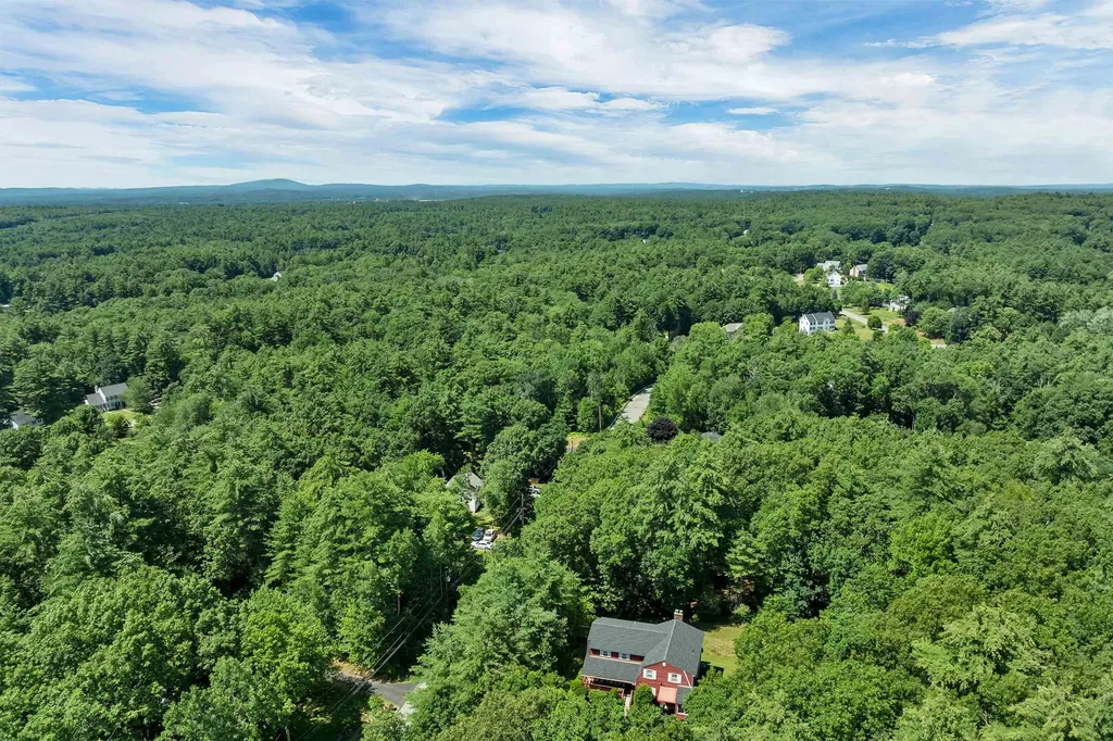 9 Bunker Hill Drive Londonderry NH 03053