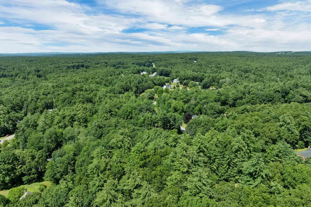 9 Bunker Hill Drive Londonderry NH 03053