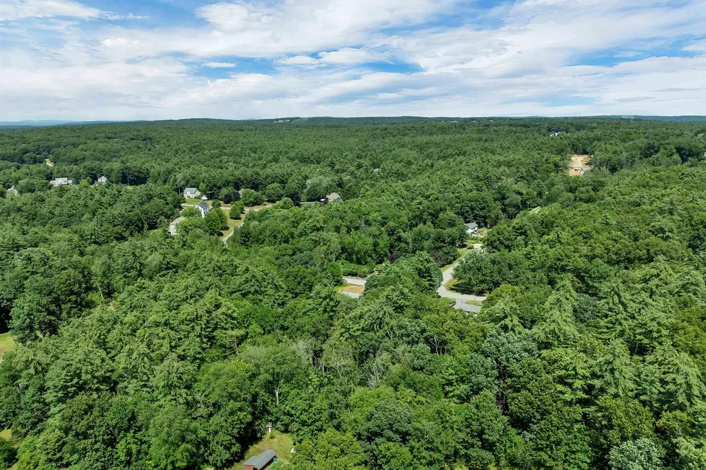 9 Bunker Hill Drive Londonderry NH 03053