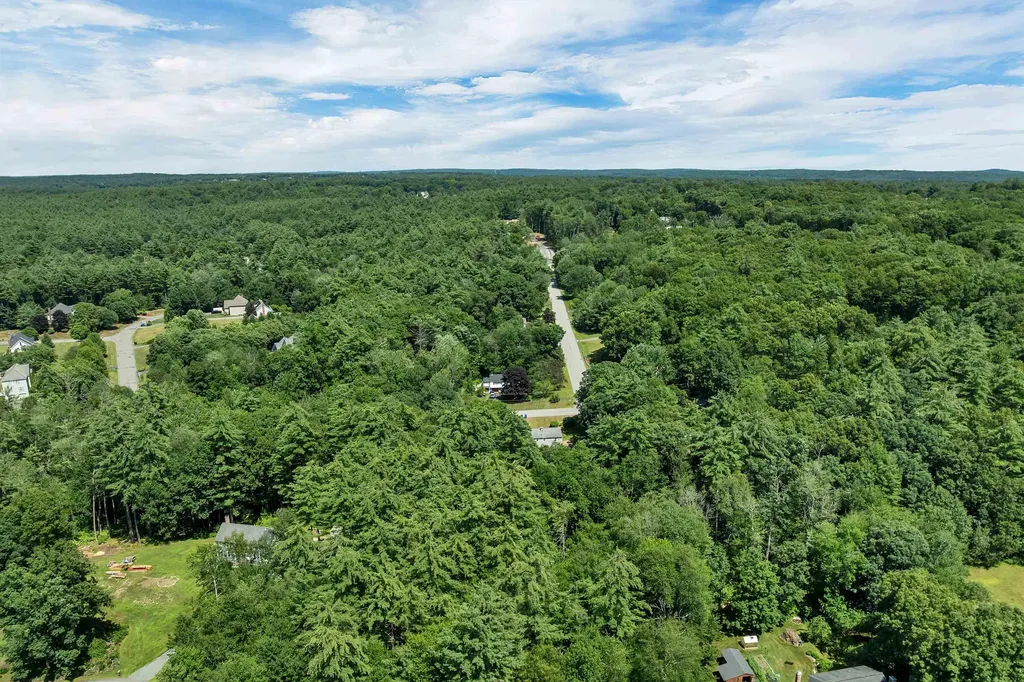 9 Bunker Hill Drive Londonderry NH 03053