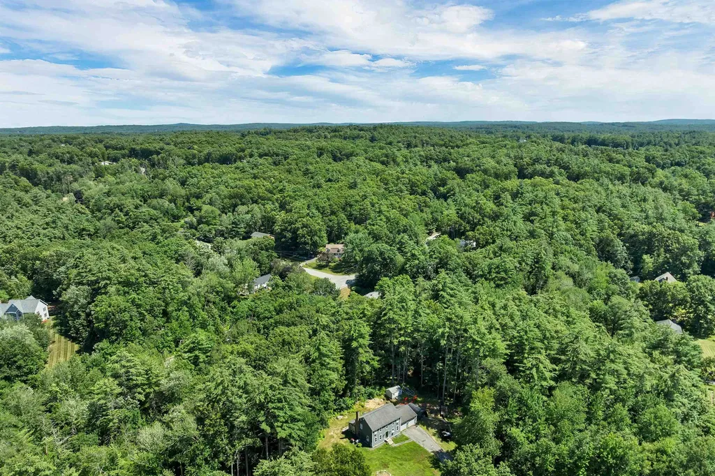 9 Bunker Hill Drive Londonderry NH 03053
