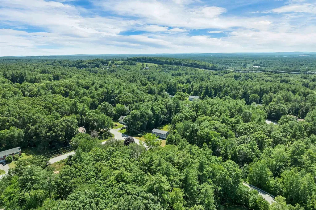 9 Bunker Hill Drive Londonderry NH 03053