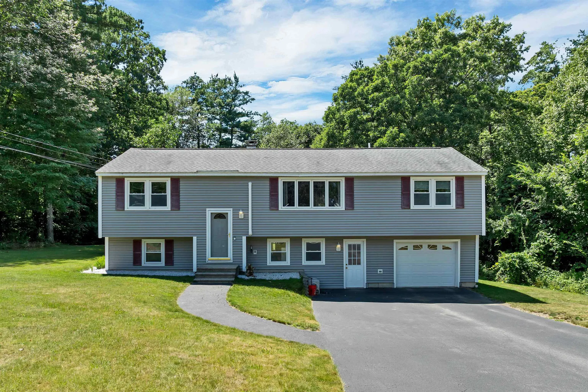 9 Bunker Hill Drive Londonderry NH 03053
