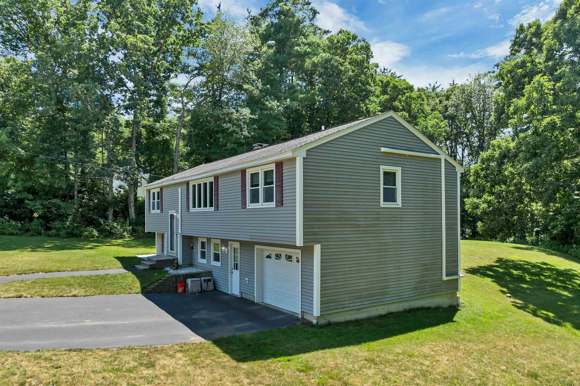 9 Bunker Hill Drive Londonderry NH 03053