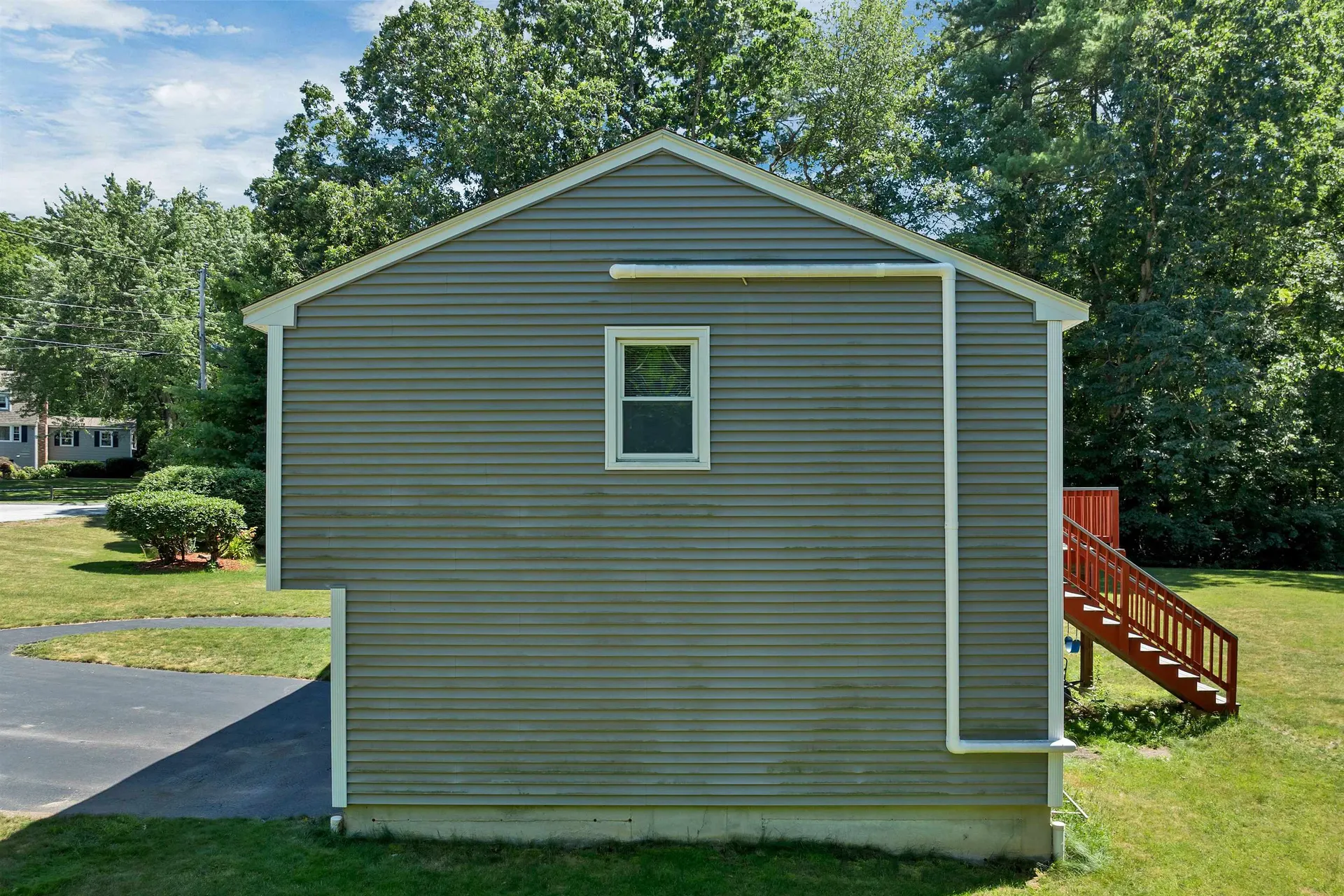 9 Bunker Hill Drive Londonderry NH 03053