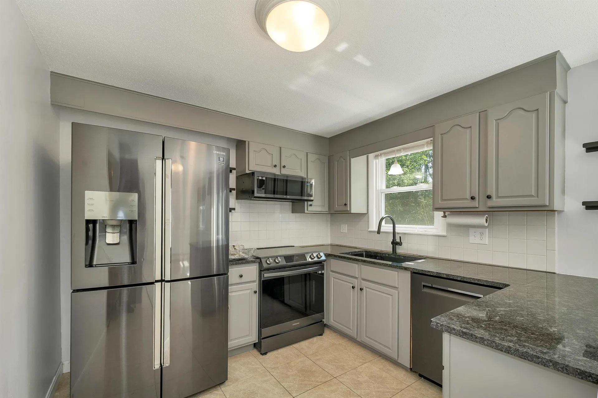 9 Bunker Hill Drive Londonderry NH 03053