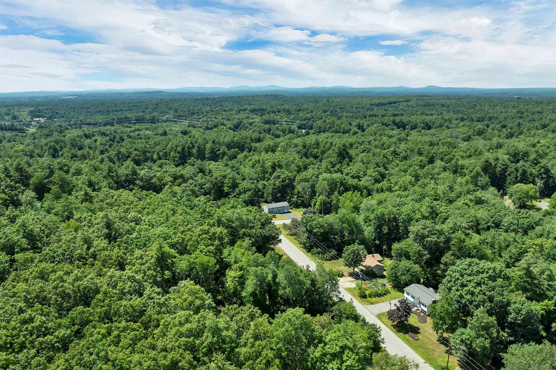 9 Bunker Hill Drive Londonderry NH 03053