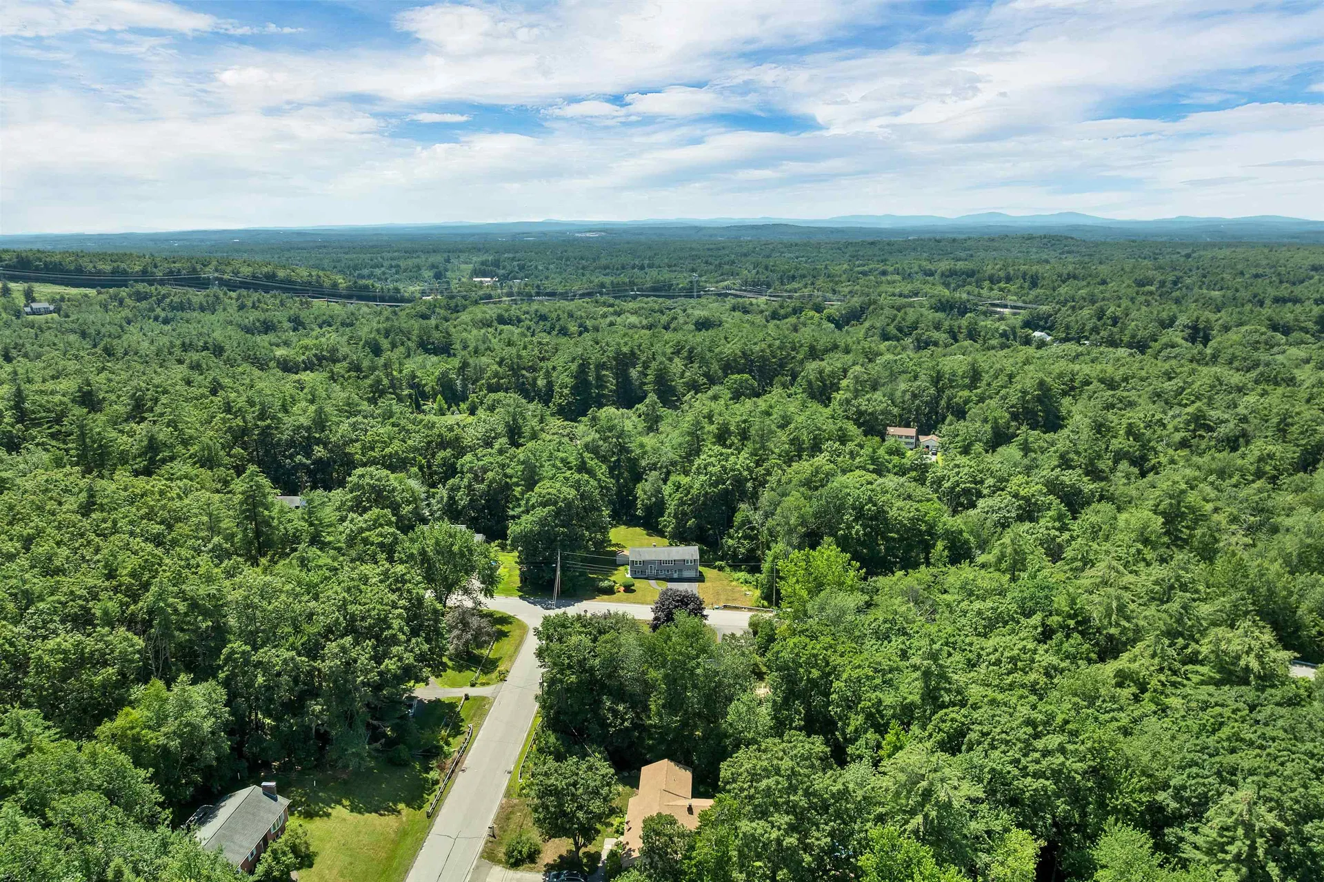 9 Bunker Hill Drive Londonderry NH 03053