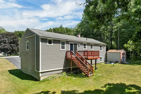 9 Bunker Hill Drive Londonderry NH 03053