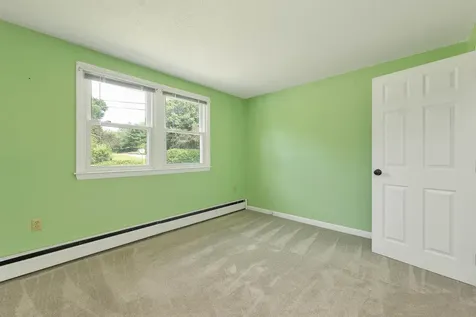 9 Bunker Hill Drive Londonderry NH 03053
