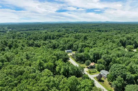 9 Bunker Hill Drive Londonderry NH 03053