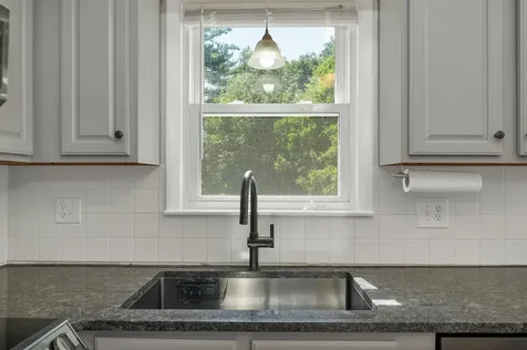 9 Bunker Hill Drive Londonderry NH 03053