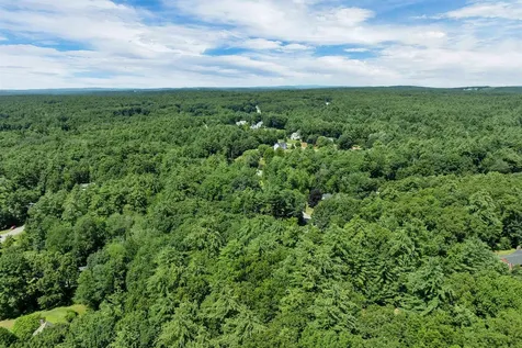 9 Bunker Hill Drive Londonderry NH 03053