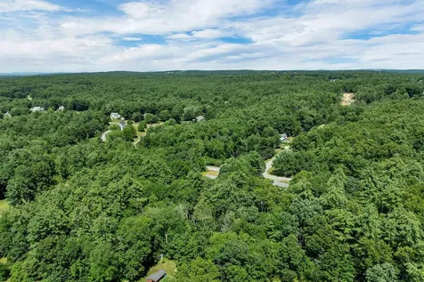 9 Bunker Hill Drive Londonderry NH 03053