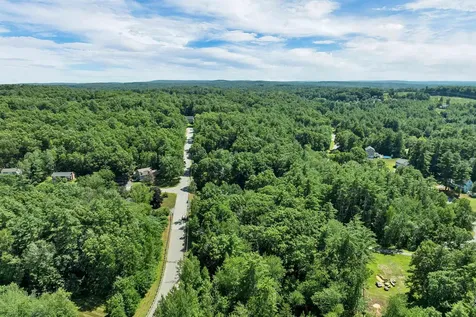 9 Bunker Hill Drive Londonderry NH 03053