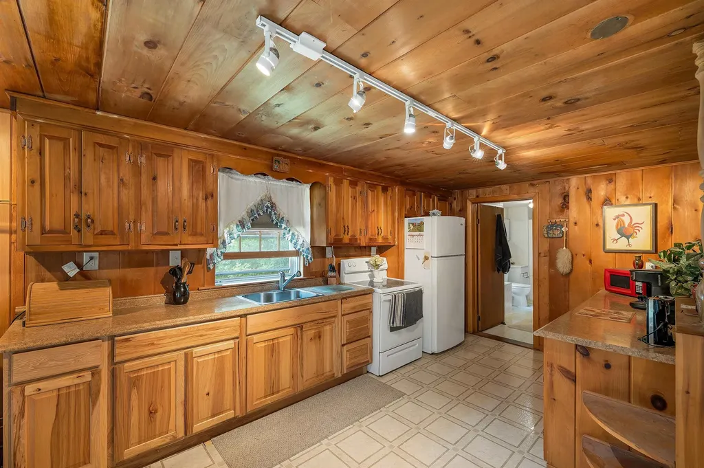 25 South Mayhew Turnpike Hebron NH 03241