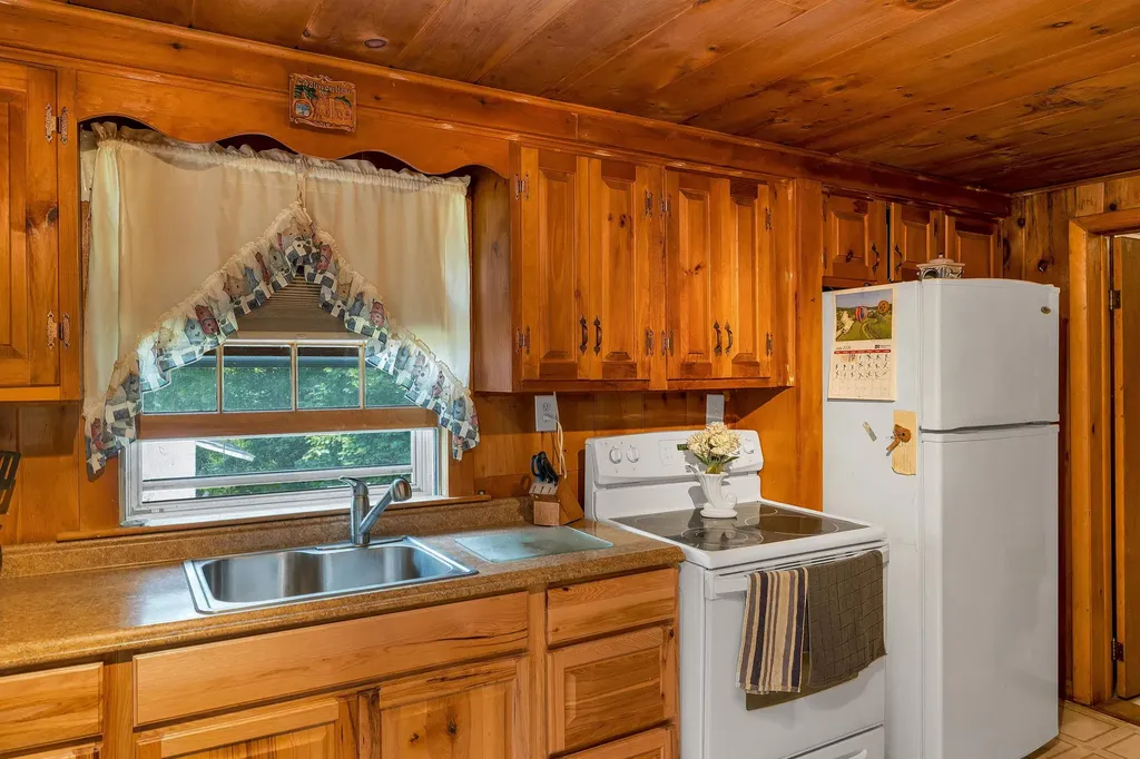 25 South Mayhew Turnpike Hebron NH 03241