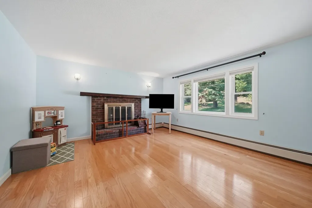 17 Parker Drive Nashua NH 03062