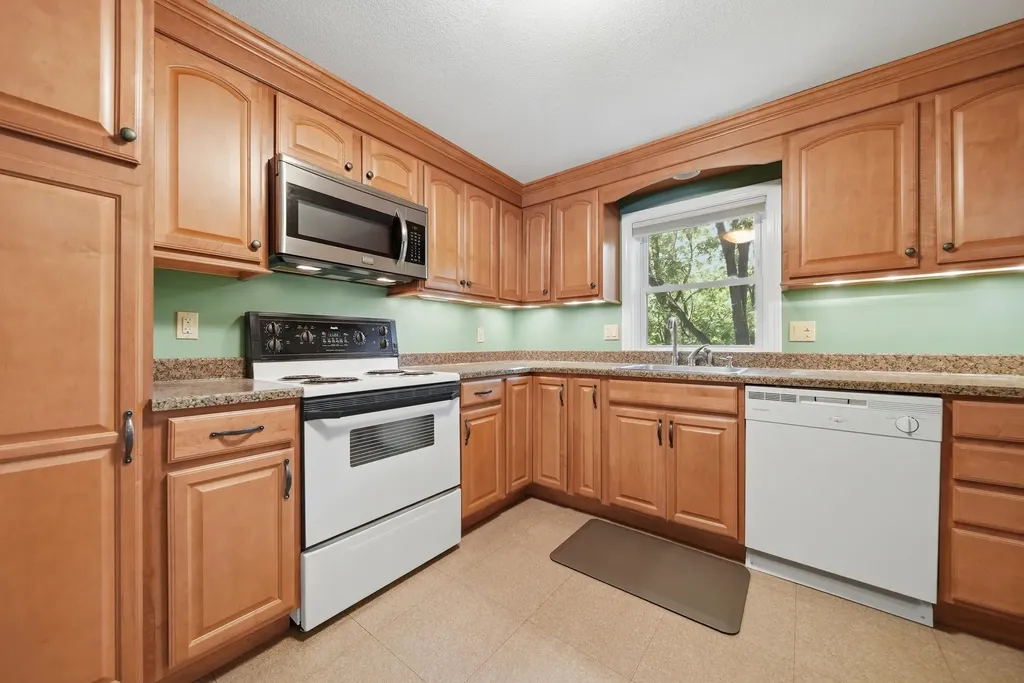 17 Parker Drive Nashua NH 03062