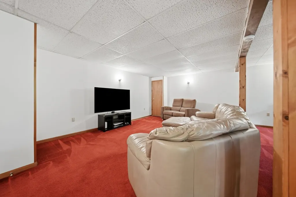 17 Parker Drive Nashua NH 03062