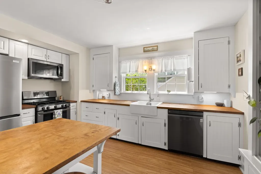 16 Brookline Street Nashua NH 03064