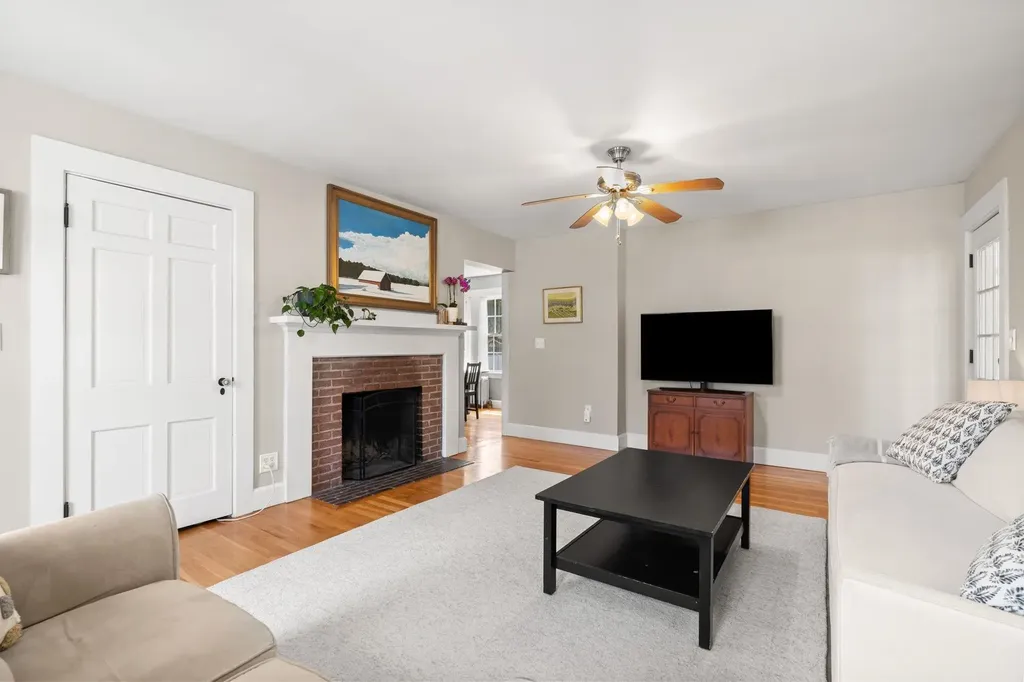 16 Brookline Street Nashua NH 03064