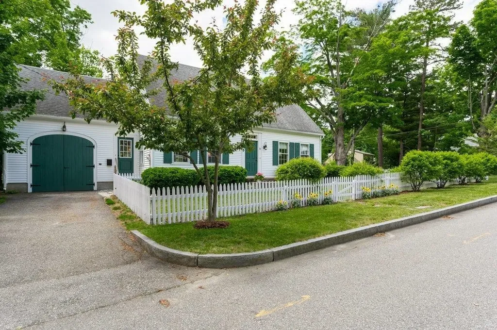 16 Brookline Street Nashua NH 03064