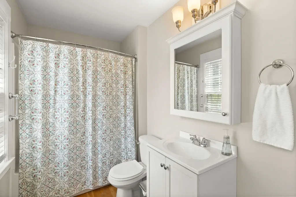 16 Brookline Street Nashua NH 03064