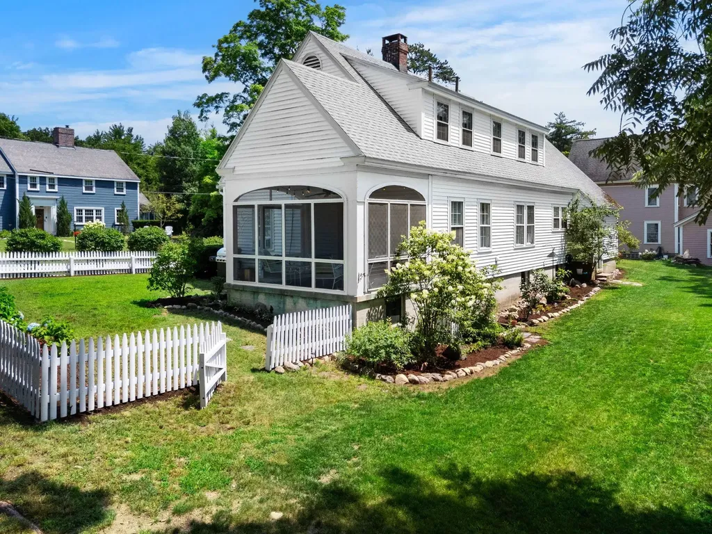 16 Brookline Street Nashua NH 03064