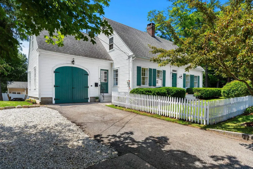 16 Brookline Street Nashua NH 03064