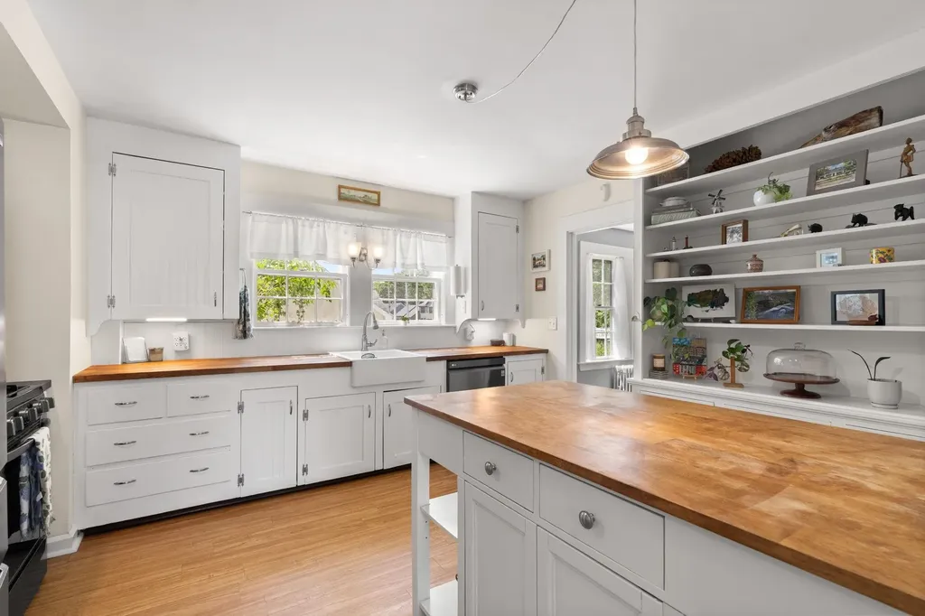 16 Brookline Street Nashua NH 03064