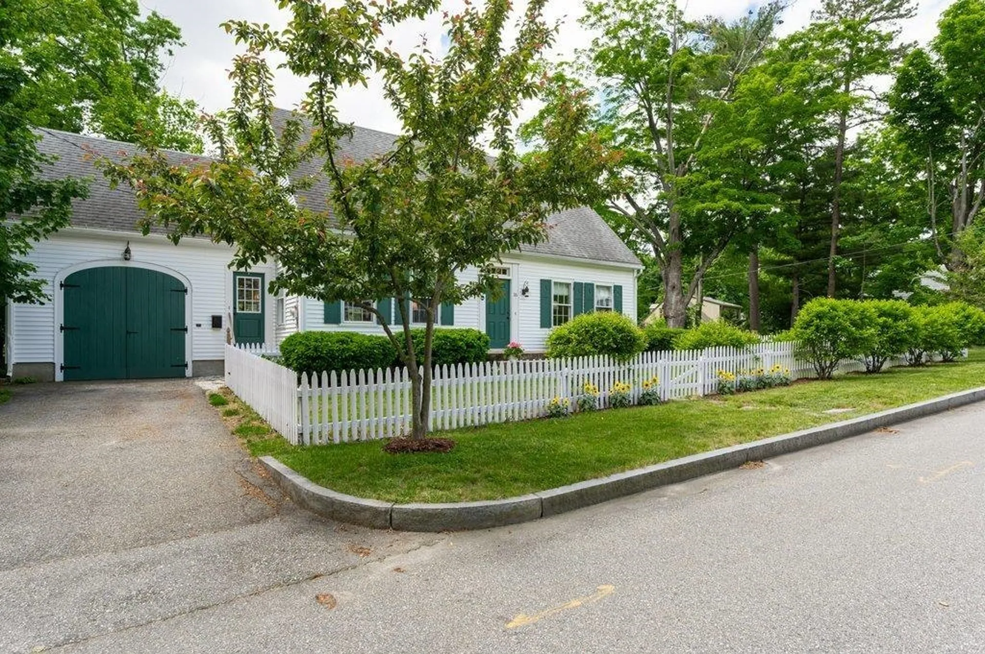 16 Brookline Street Nashua NH 03064