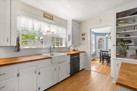 16 Brookline Street Nashua NH 03064