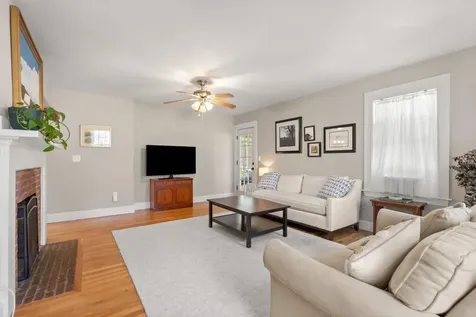 16 Brookline Street Nashua NH 03064