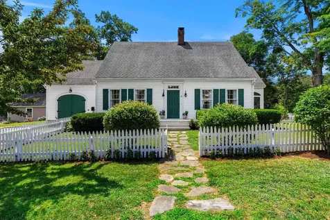16 Brookline Street Nashua NH 03064