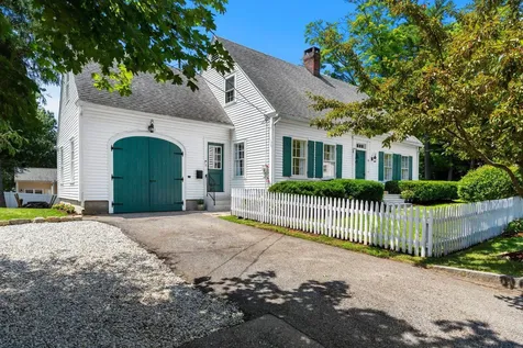 16 Brookline Street Nashua NH 03064