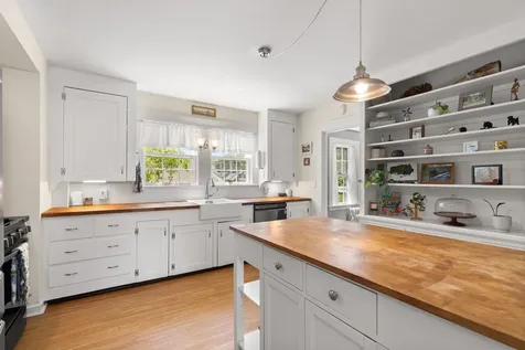 16 Brookline Street Nashua NH 03064