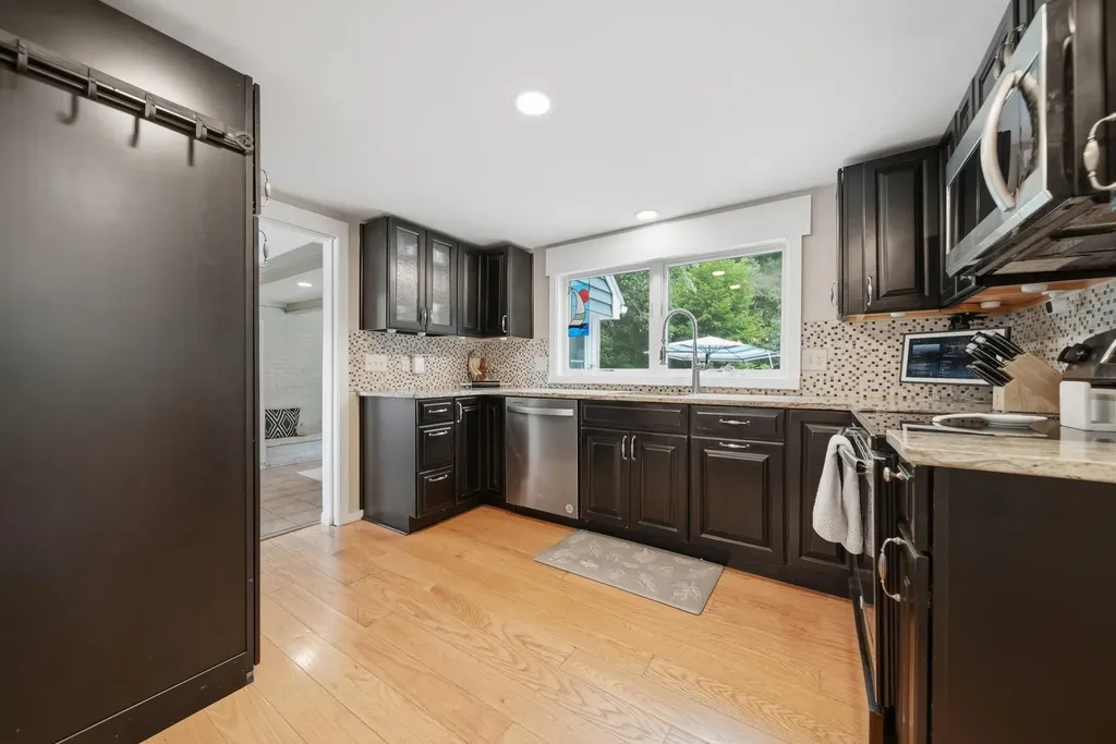 27 Baker Street Hudson NH 03051
