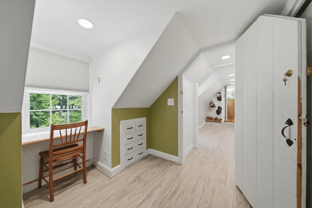 27 Baker Street Hudson NH 03051