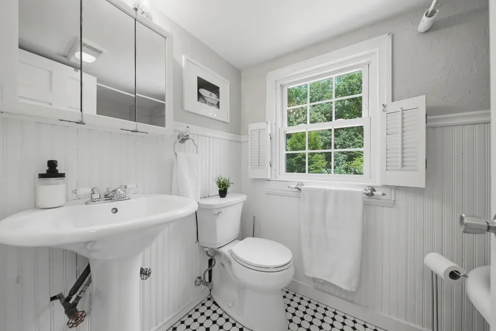 27 Baker Street Hudson NH 03051