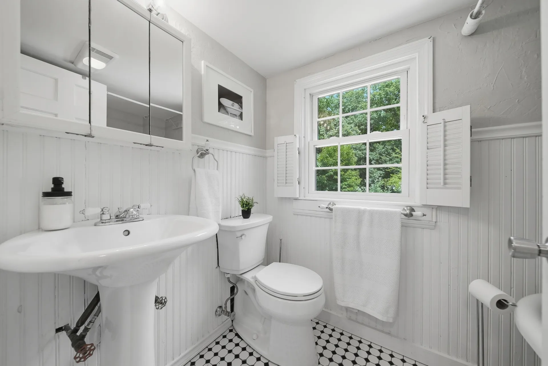 27 Baker Street Hudson NH 03051