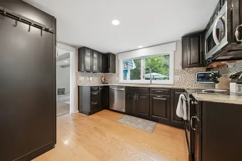 27 Baker Street Hudson NH 03051