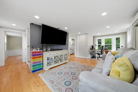 27 Baker Street Hudson NH 03051