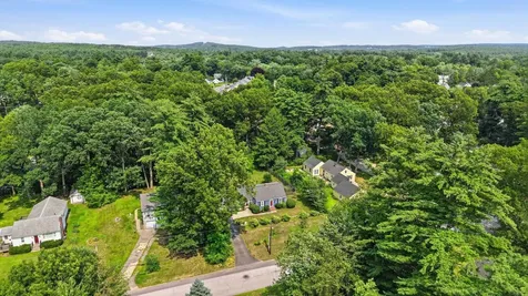27 Baker Street Hudson NH 03051