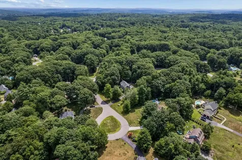 4 Berge Lane Derry NH 03038