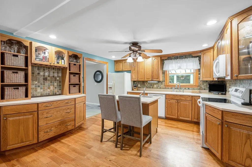 31 Leonard Drive Pelham NH 03076