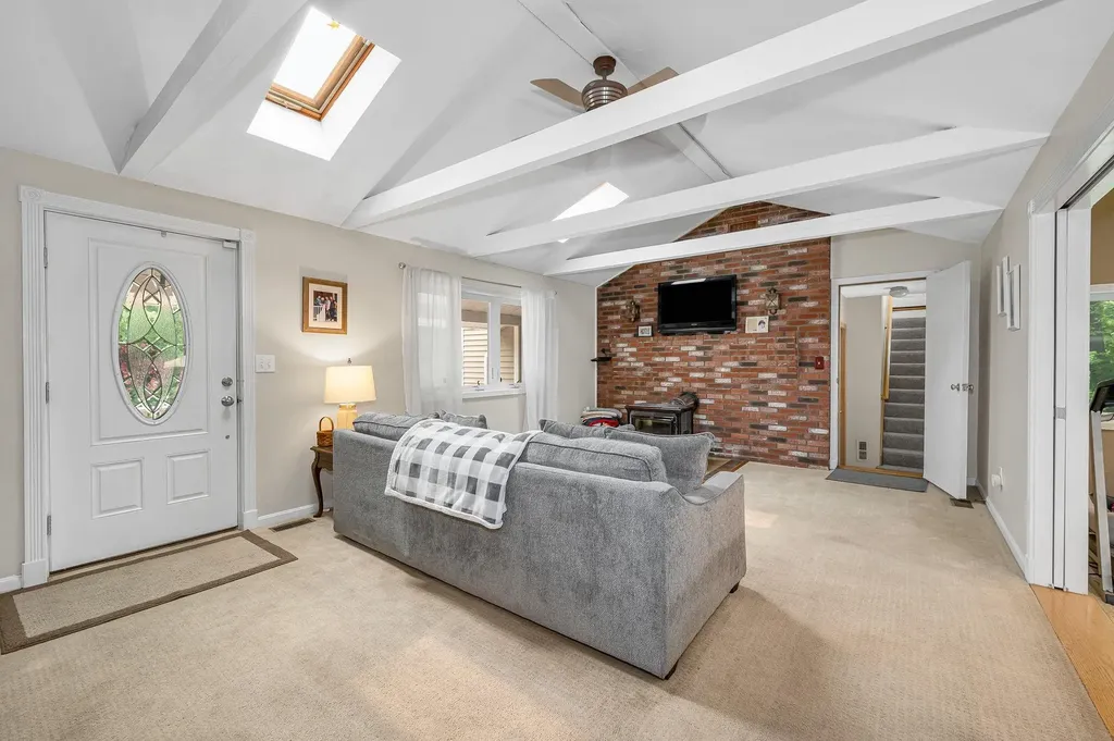 31 Leonard Drive Pelham NH 03076